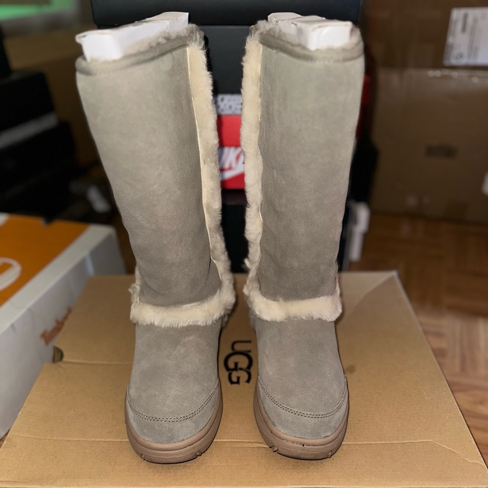 UGG W SUNBURST TALL LOGO
DARK GREEN 1121113
